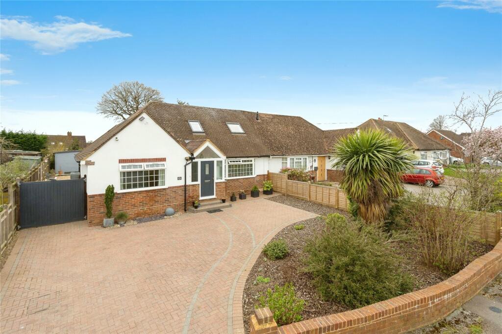 4 bedroom bungalow for sale in Greentrees Avenue, Tonbridge, Kent, TN10