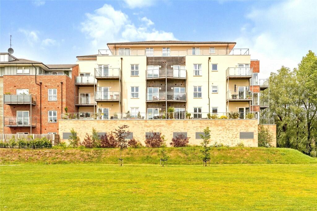 2 bedroom flat for sale in Kingfisher Close, Warwick, Warwickshire, CV34