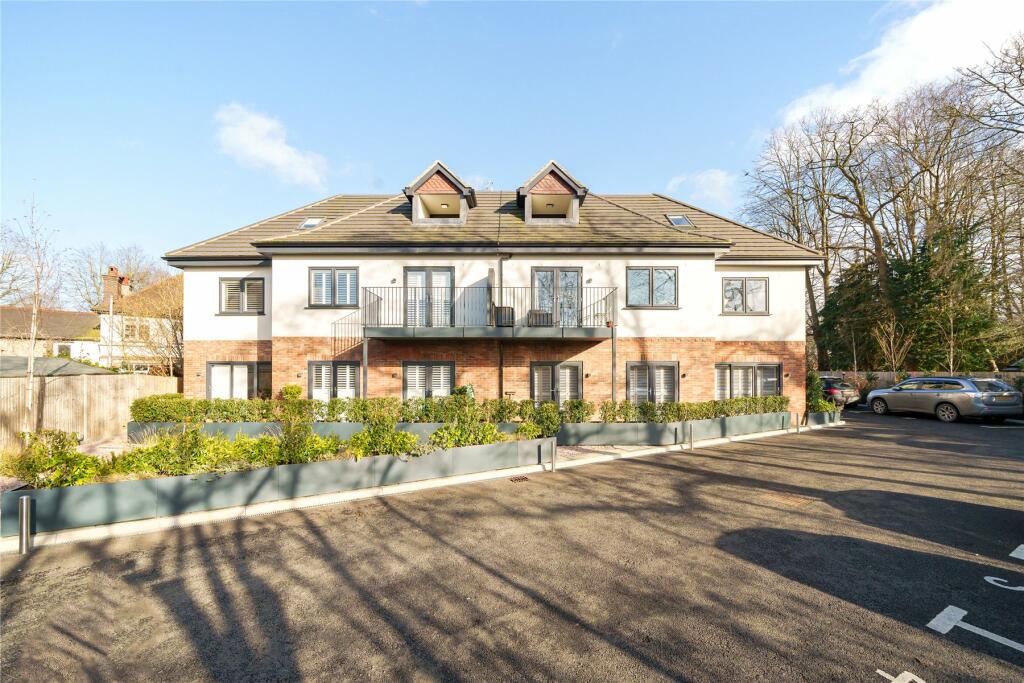 2 bedroom flat for sale in Westhall Road, Warlingham, Surrey, CR6