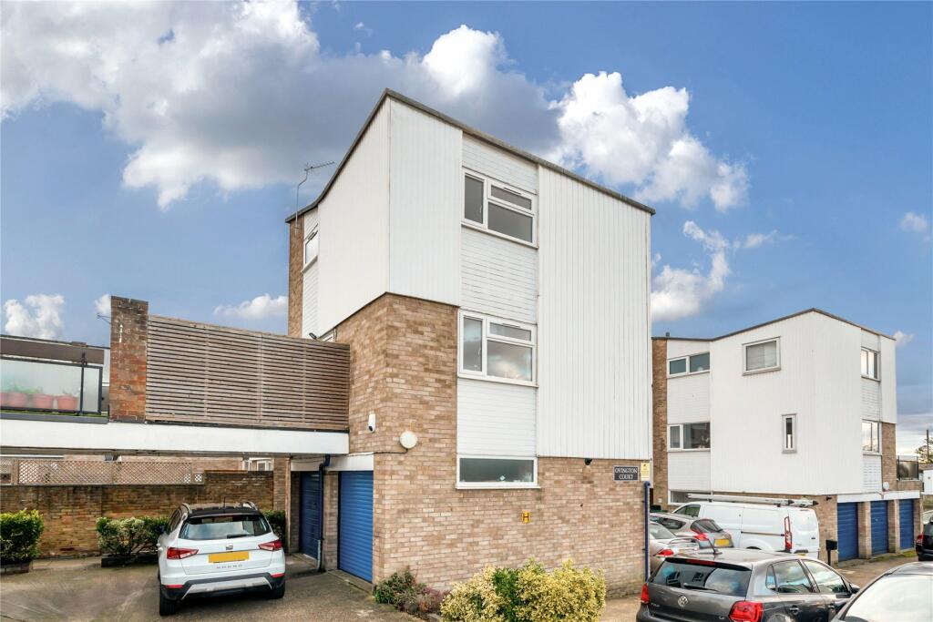 2 bedroom detached house for sale in Kempton Walk, Shirley, Croydon, CR0