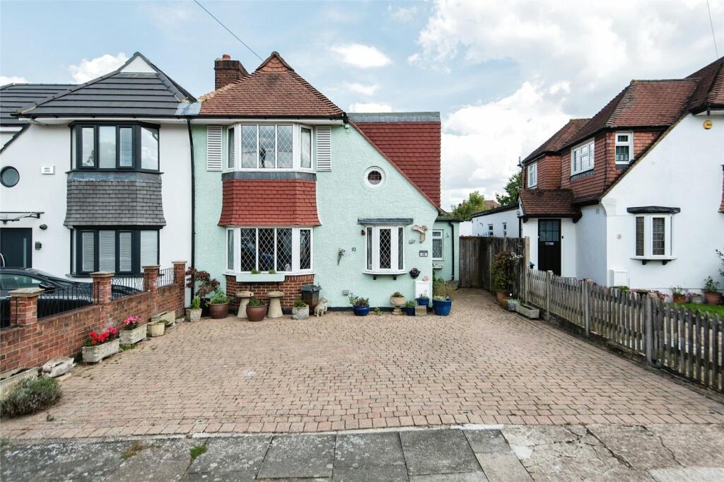 4 bedroom semidetached house for sale in Manor Way, Worcester Park, KT4