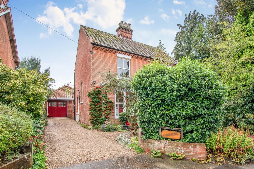 4 bedroom detached house for sale in Horning Road West, Hoveton