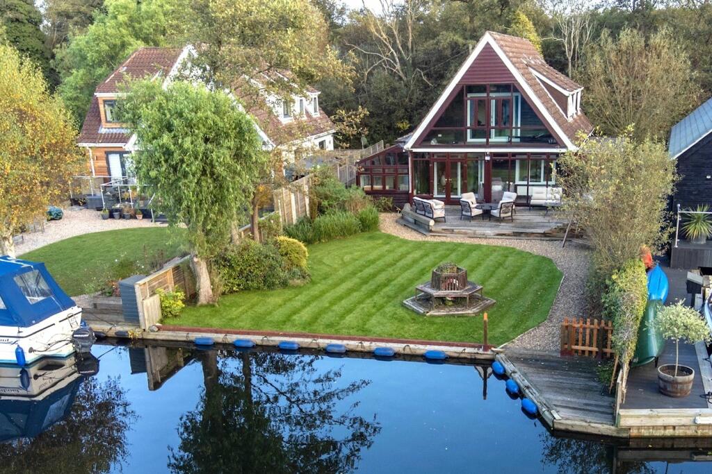 4 bedroom bungalow for sale in Meadow Drive, Hoveton, Norwich, Norfolk