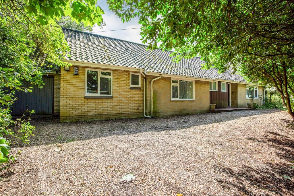 4 bedroom bungalow for sale in Tuttles Lane West, Wymondham, Norfolk, NR18