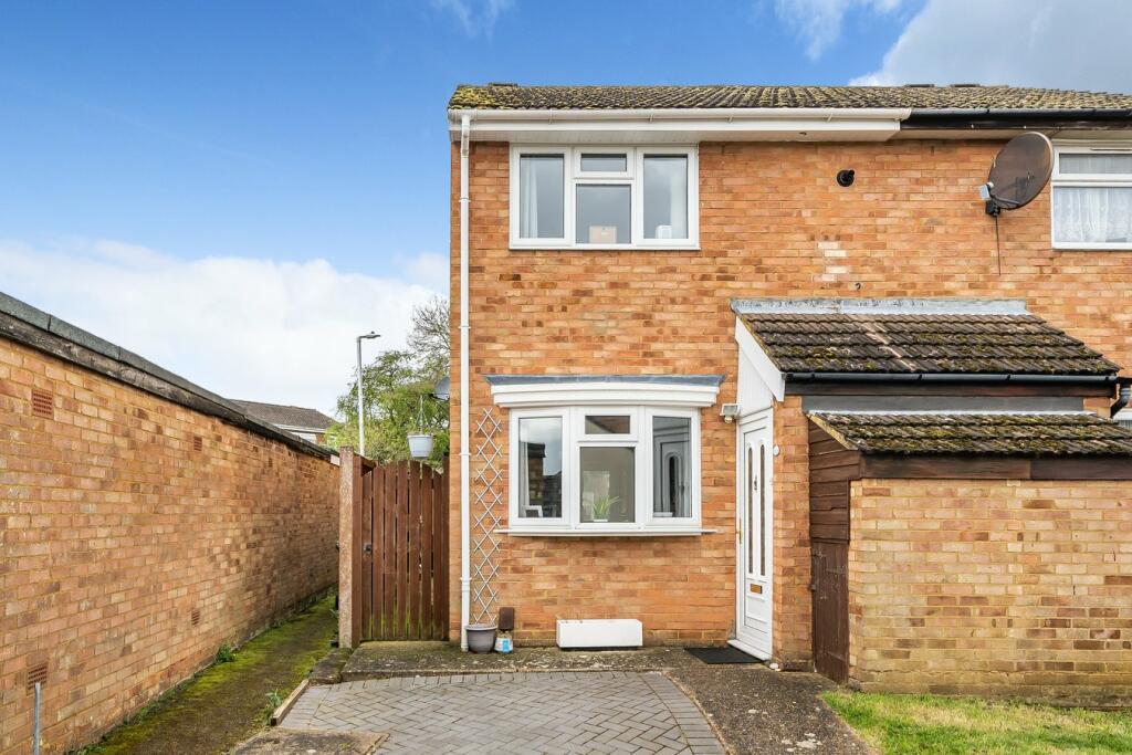 2 bedroom end of terrace house for sale in Thirlmere Gardens, Flitwick