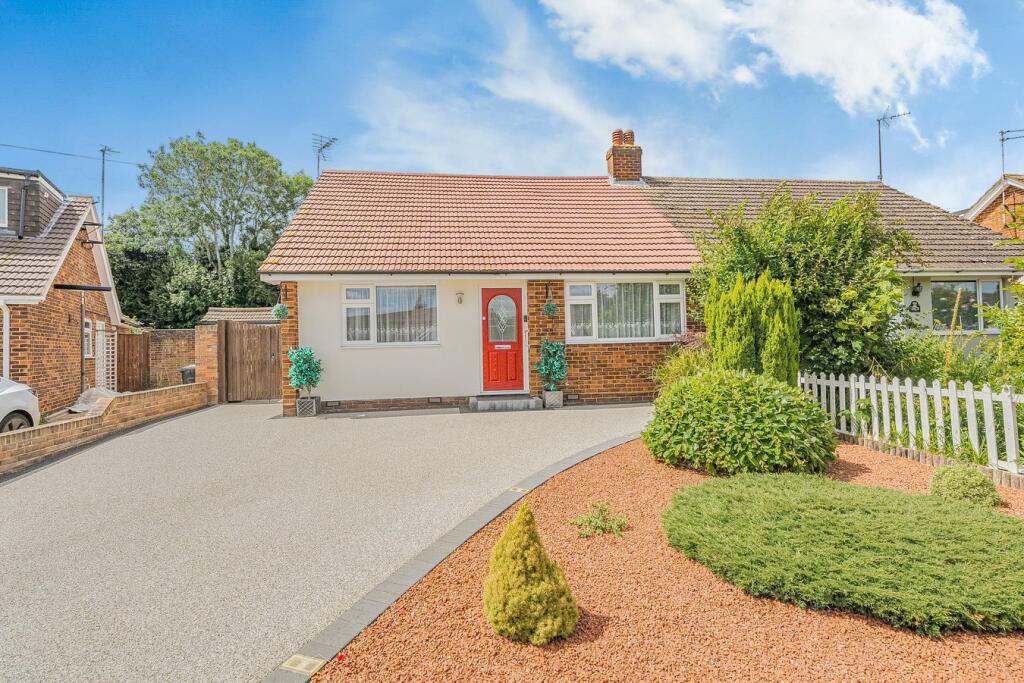 3 bedroom chalet for sale in Willow Way, Flitwick, MK45