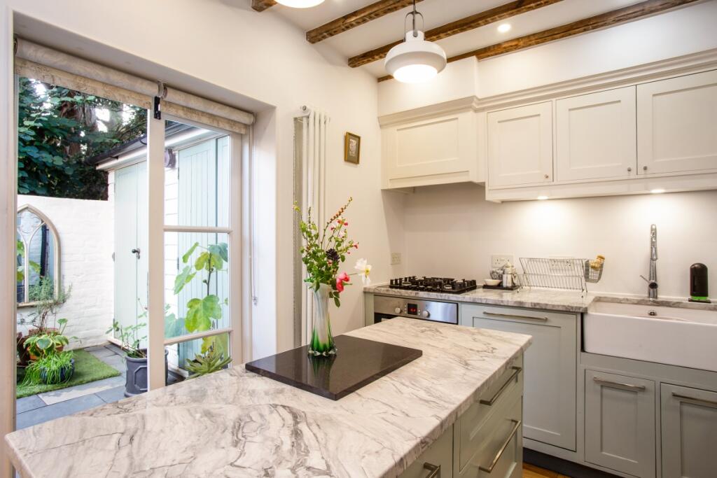 Cottage to rent on Little Common Lane Bletchingley RH1