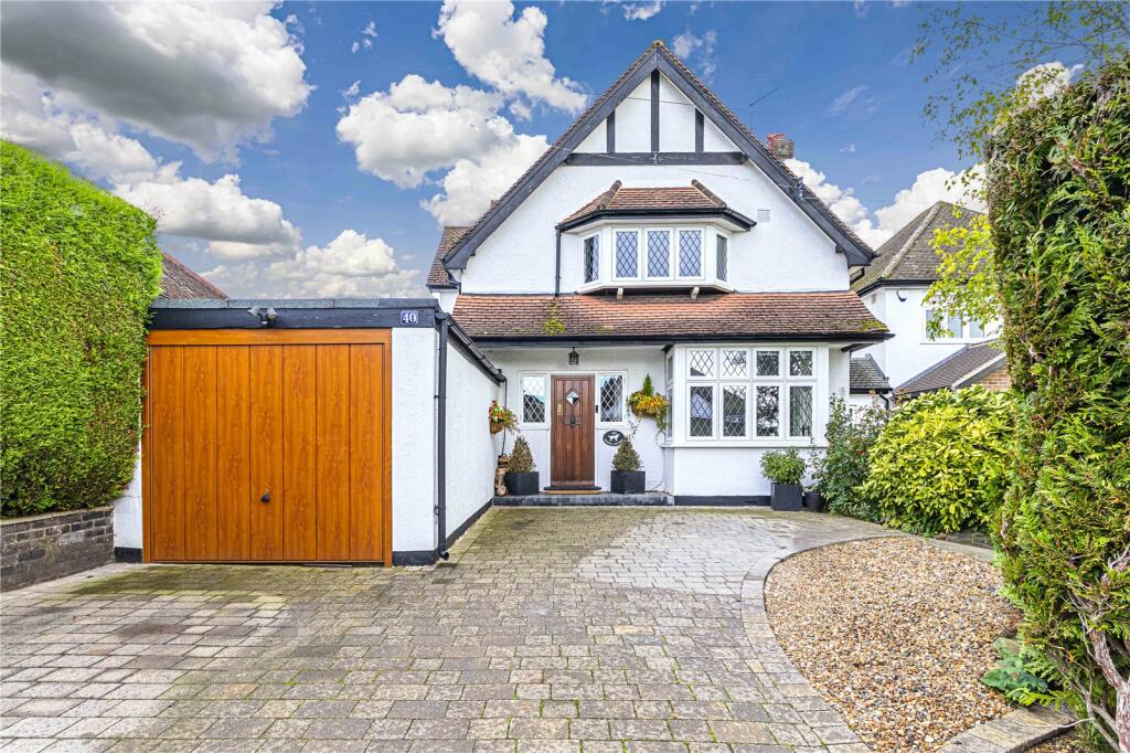 4 bedroom detached house for sale in Chipperfield Road, Hemel Hempstead