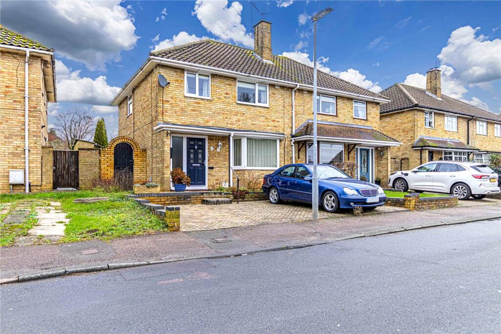 3 bedroom semidetached house for sale in Lindlings, Chaulden, Hemel