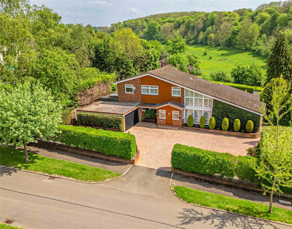 5 bedroom detached house for sale in Longdean Park, Hemel Hempstead, Hertfordshire, HP3