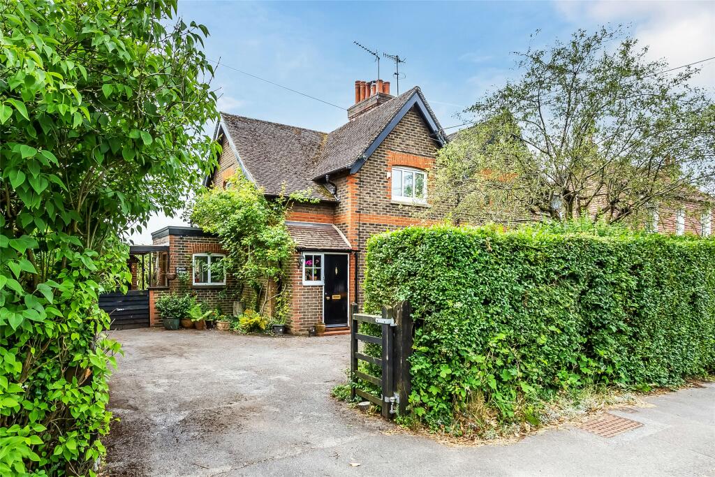 2 bedroom semidetached house for sale in Dawes Green, Leigh, Reigate