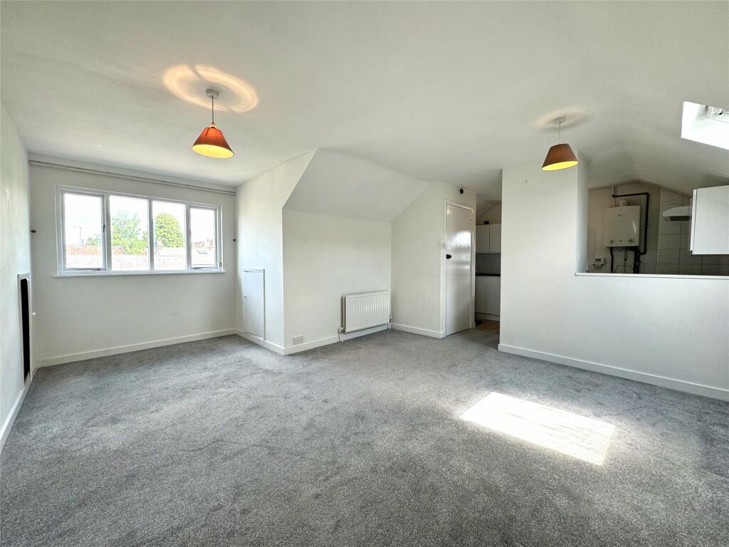 Studio flat for rent in West Street, Dorking, Surrey, RH4