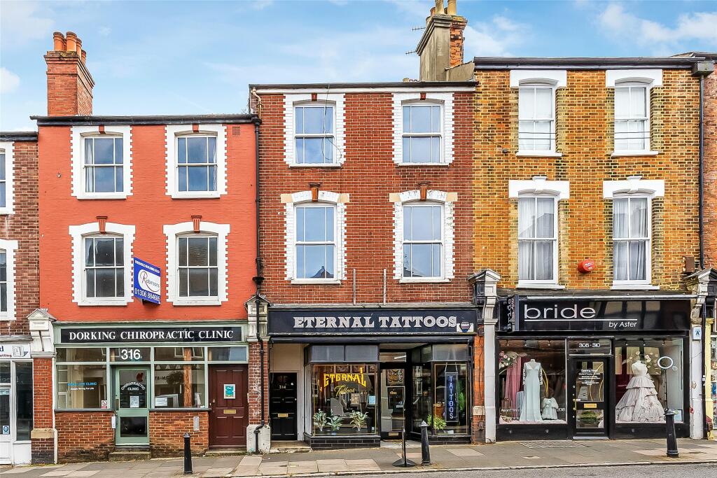 3 bedroom flat for sale in High Street, Dorking, Surrey, RH4