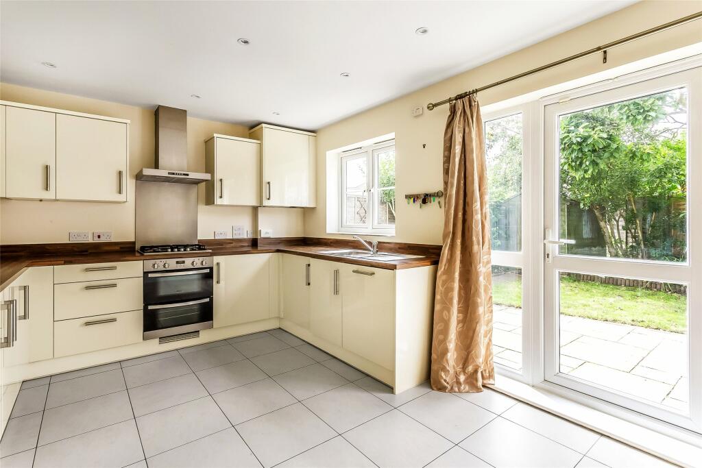 3 bedroom semidetached house for sale in Middle Street, Strood Green