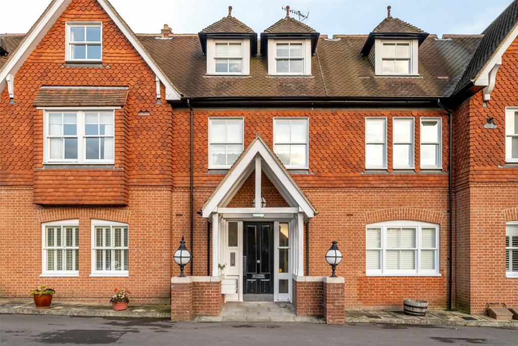 3 bedroom apartment for sale in Oaks Road, Wray Common, Reigate, Surrey