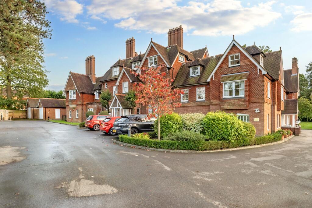 3 bedroom apartment for sale in Oaks Road, Wray Common, Reigate, Surrey