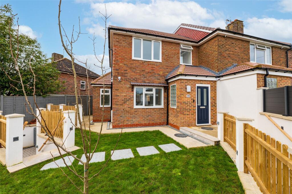 2 bedroom end of terrace house for sale in Stuart Road, Reigate, Surrey, RH2