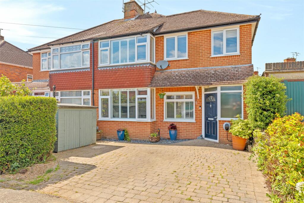 3 bedroom semidetached house for sale in Hitchings Way, Reigate
