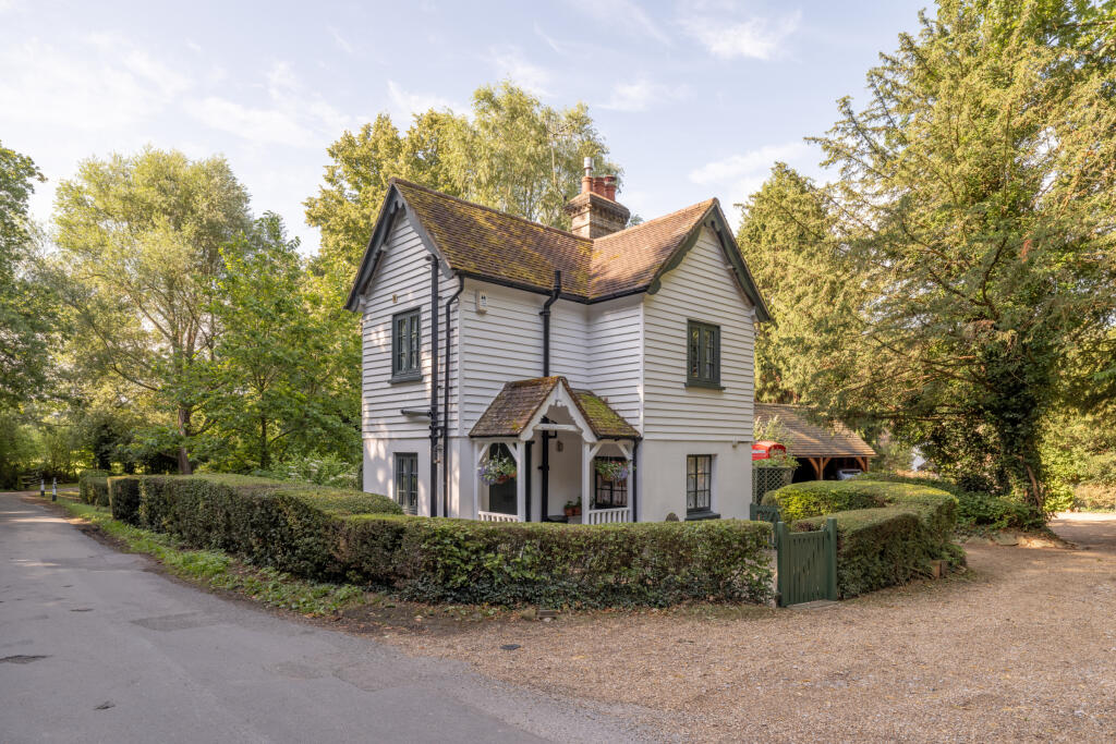 2 bedroom detached house for sale in Church Road, Burstow, Surrey, RH6