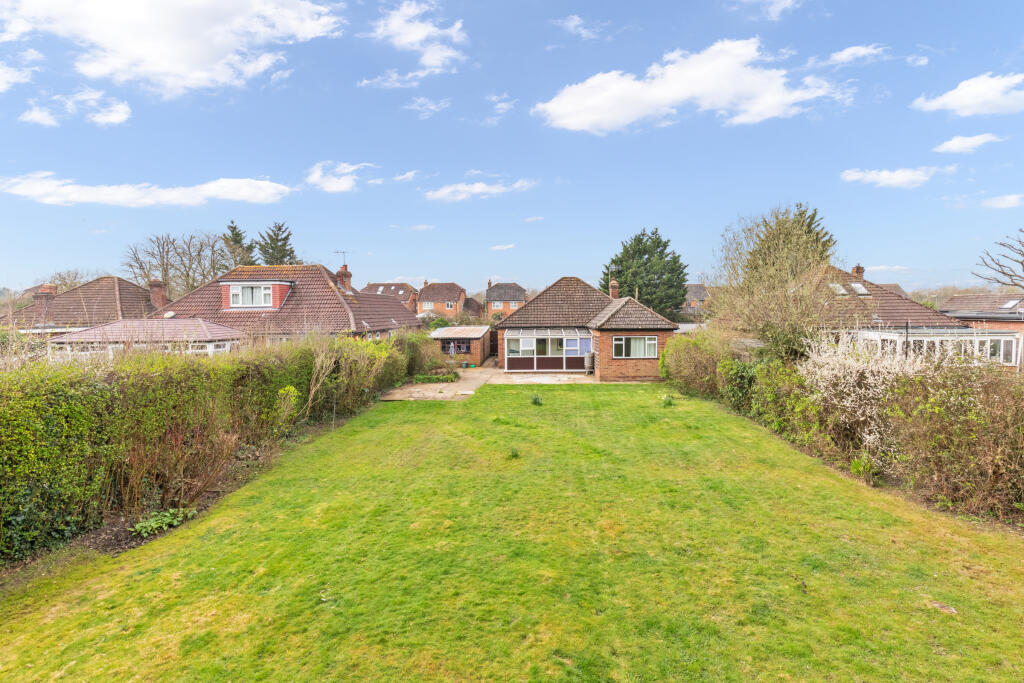 4 bedroom detached house for sale in Broadbridge Lane, Smallfield