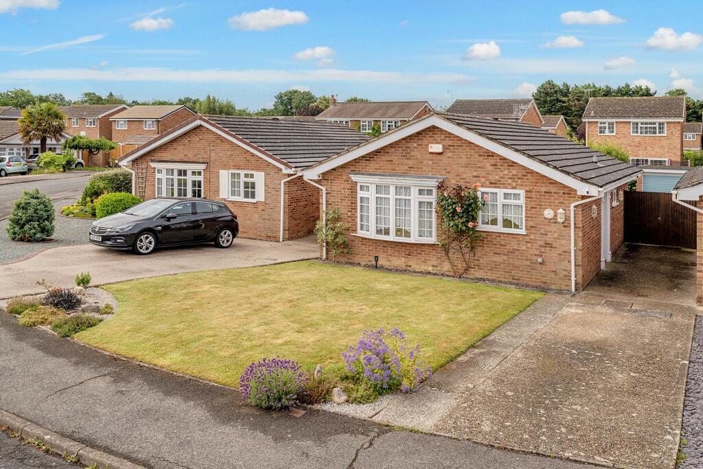 2 bedroom bungalow for sale in The Cravens, Smallfield, Horley, Surrey, RH6