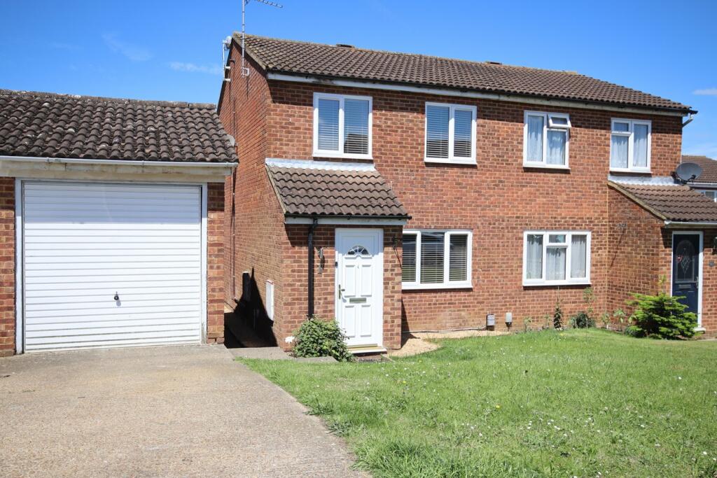 3 bedroom semidetached house for rent in Hawk Close, Flitwick , MK45
