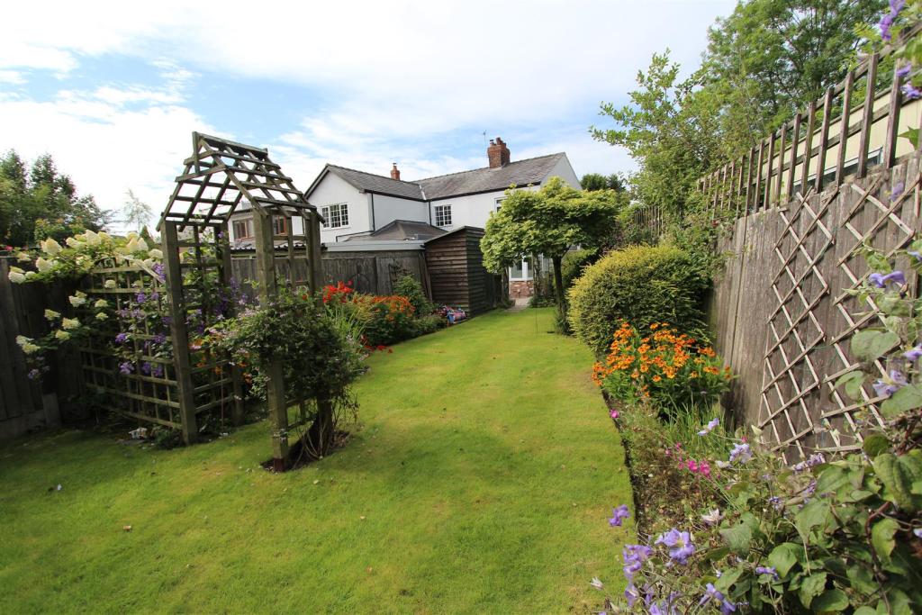 2 bedroom end of terrace house for sale in Reddish Lane, Lymm, WA13