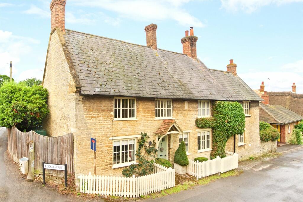 4 bedroom detached house for sale in Gold Street, Podington