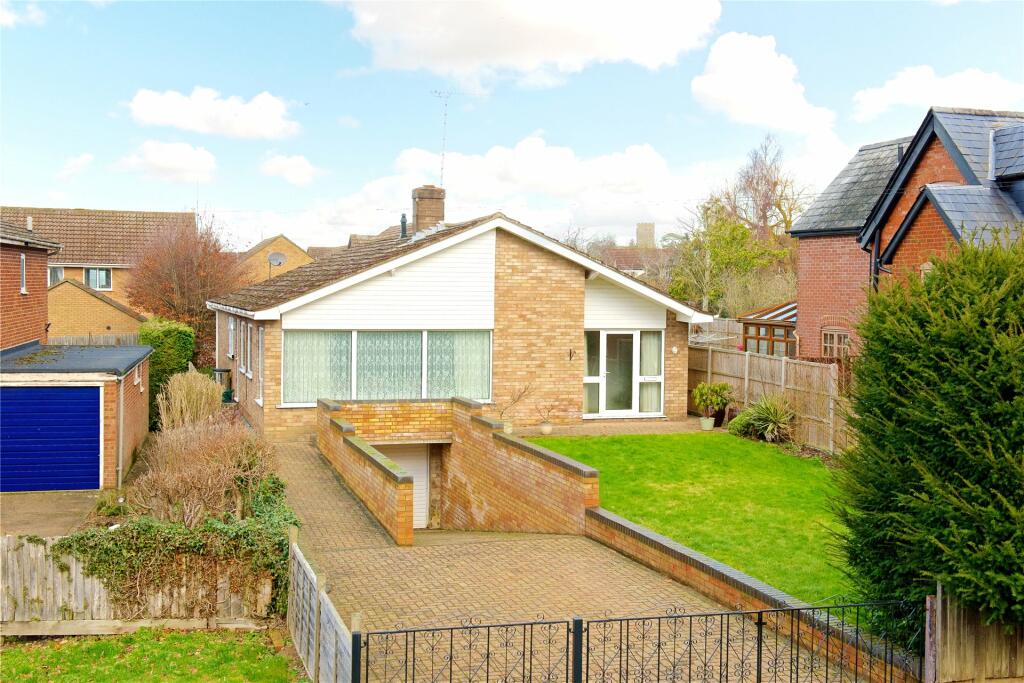 3 bedroom bungalow for sale in Crofts End, Sherington, Newport Pagnell