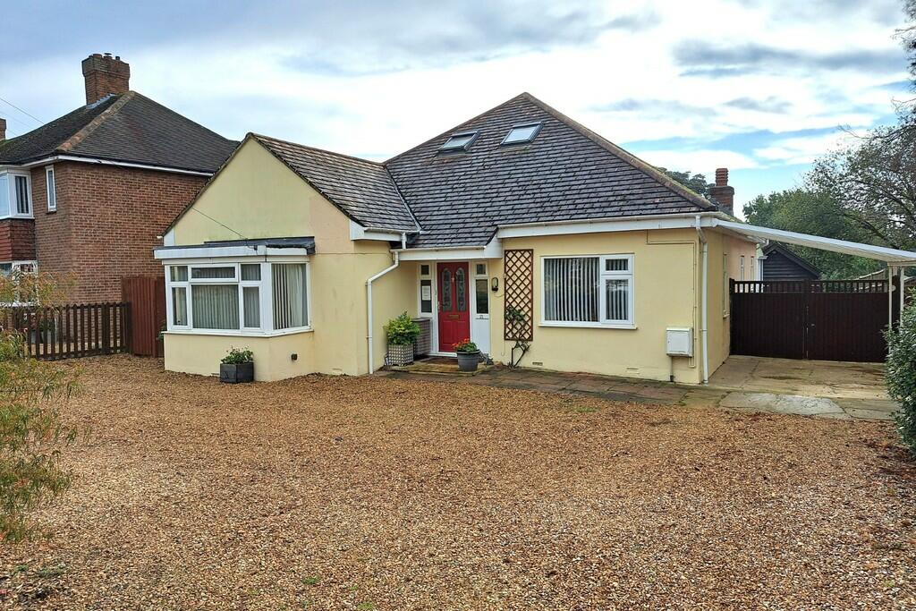 5 bedroom detached bungalow for sale in West Road, Gamlingay, SG19