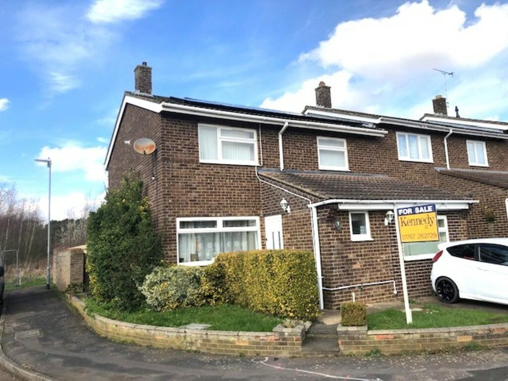 3 bedroom end of terrace house for sale in Elizabeth Way Gamlingay, SG19