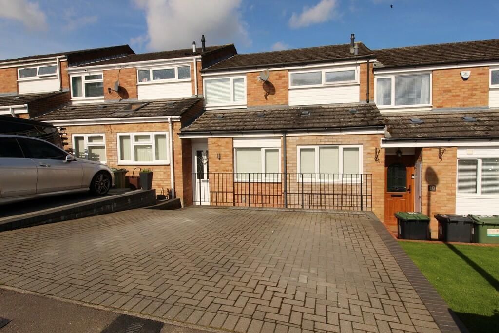 3 bedroom terraced house for sale in Downside Gardens, Potton, SG19