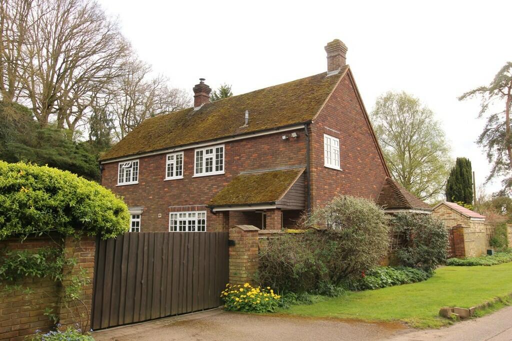4 bedroom detached house for sale in Grove Lodge Deepdale, SG19
