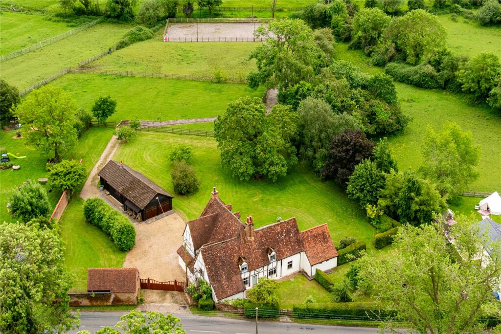 4 bedroom detached house for sale in Main Road, Drayton Parslow, Milton