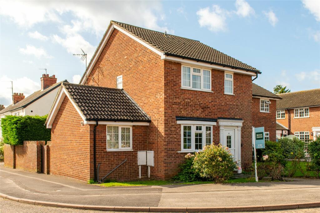 3 bedroom detached house for sale in Manor Road, Newport Pagnell
