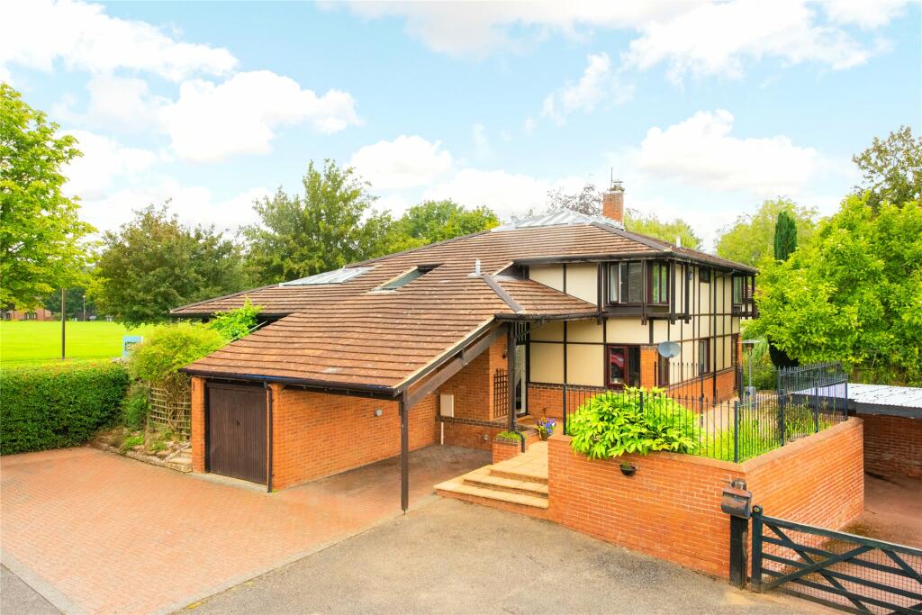 4 bedroom detached house for sale in Cottisford Crescent, Great Linford, Milton Keynes