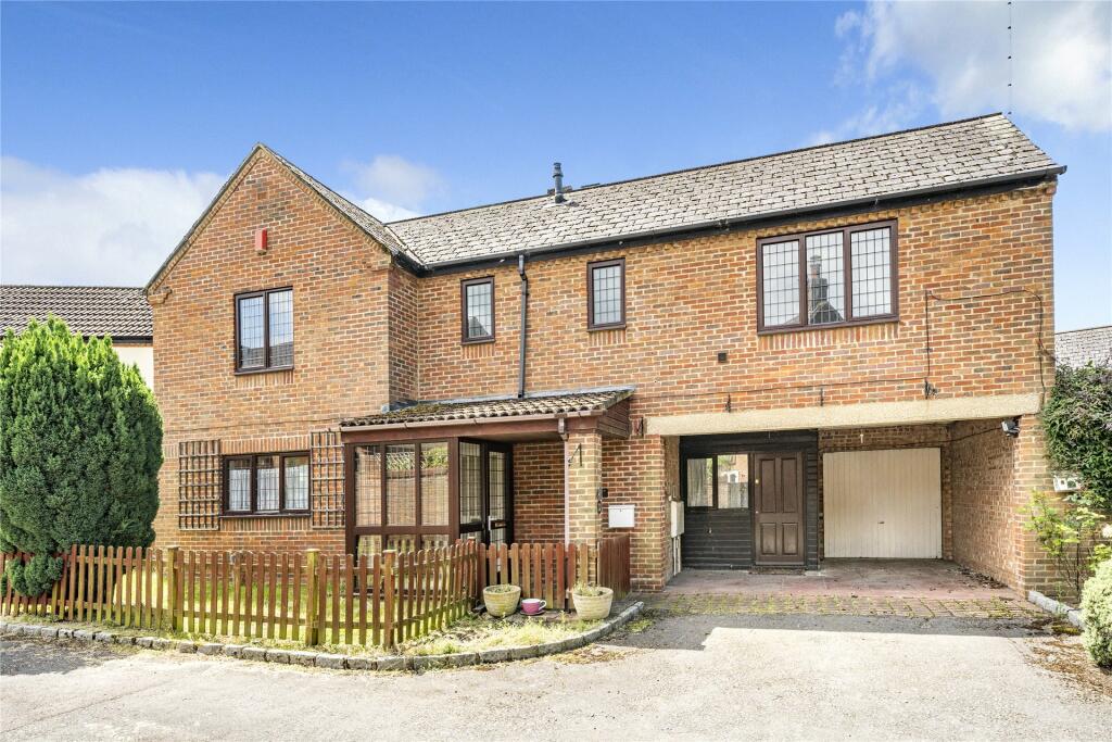 3 bedroom detached house for sale in High Street, Great Linford, Milton