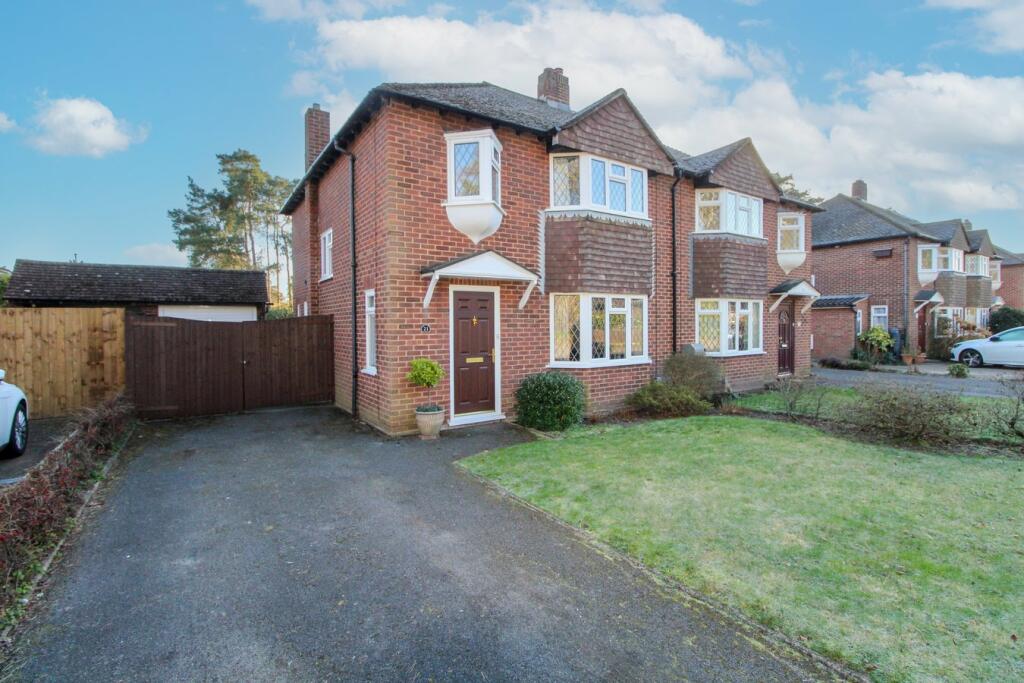 3 bedroom semidetached house for sale in Greenways, Fleet, GU52