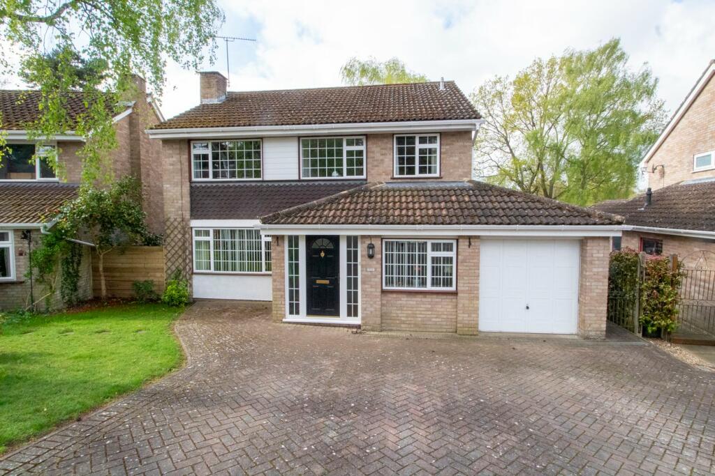 4 bedroom detached house for sale in Dukes Mead, Fleet, GU51