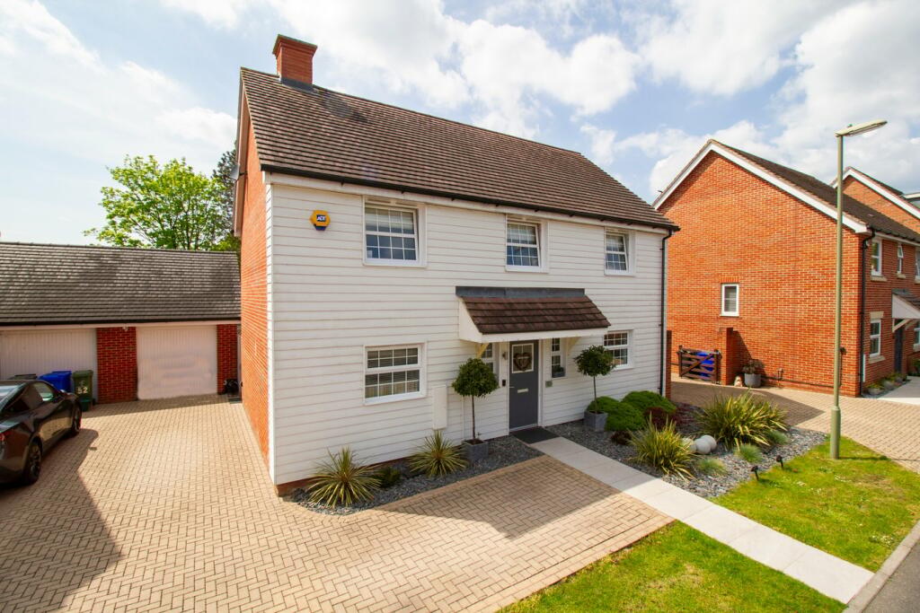 4 bedroom detached house for sale in Grant Drive, Church Crookham