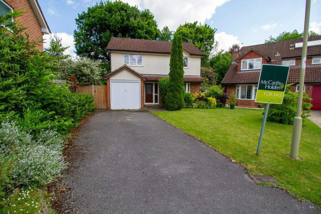 4 bedroom detached house for sale in Malthouse Close, Church Crookham