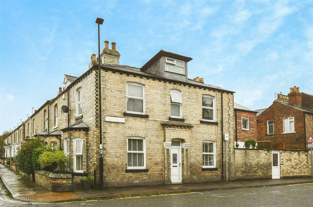3 bedroom town house for sale in Scarcroft Road, York, YO23