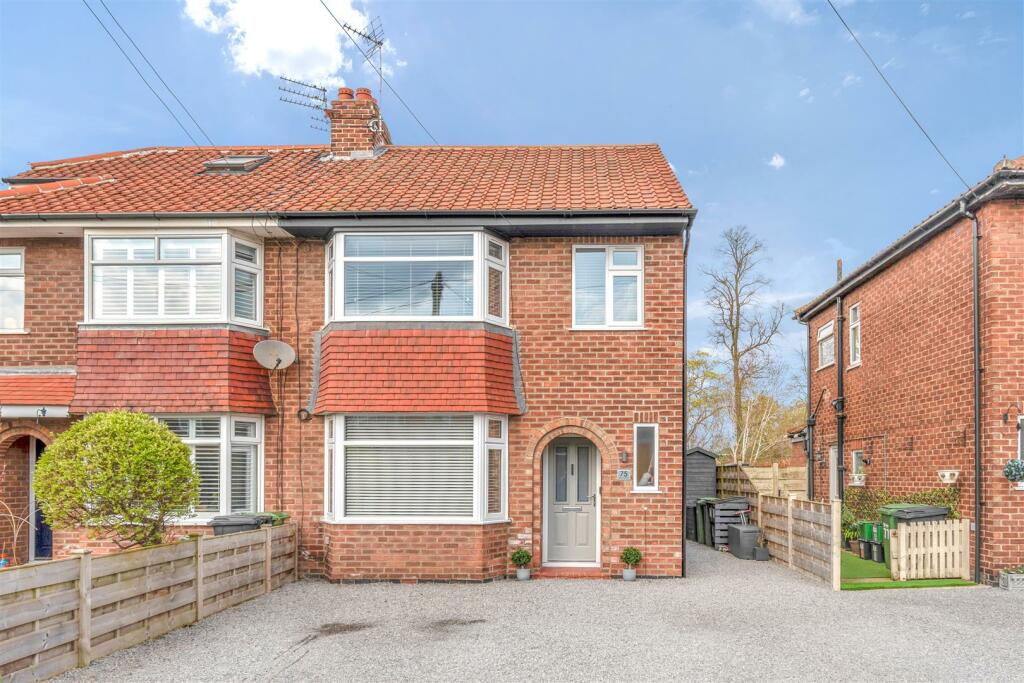 4 bedroom semidetached house for sale in Meadowfields Drive, York, YO31