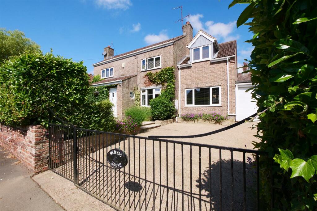4 bedroom detached house for sale in Pinfold Hill, Wistow, YO8