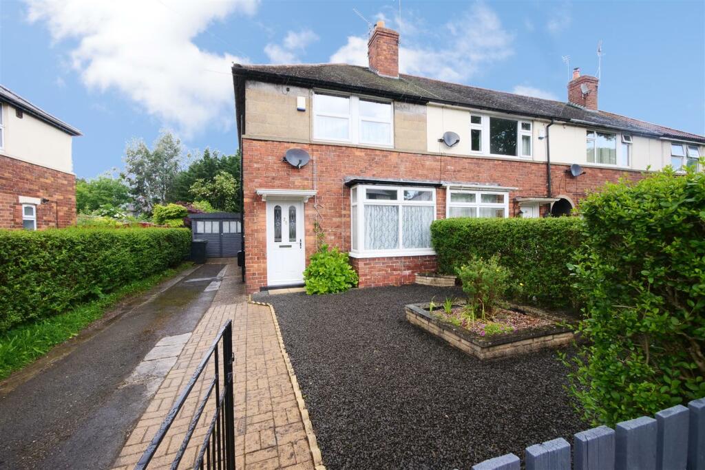 2 bedroom end of terrace house for sale in Burlington Avenue