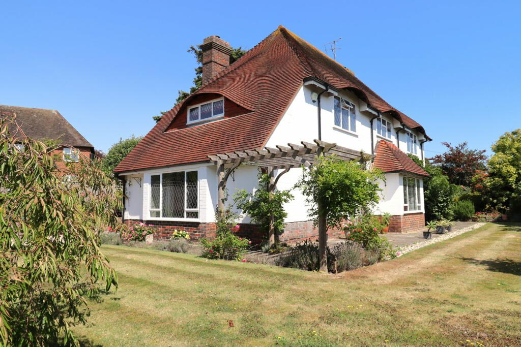 3 bedroom detached house for sale in Maple Avenue, Cooden, Bexhillon