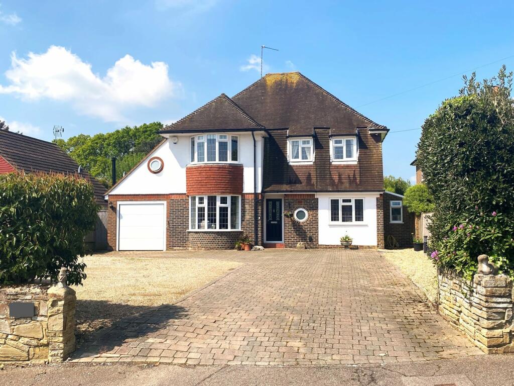 4 bedroom detached house for sale in Peartree Lane, Little Common, BexhillonSea, TN39