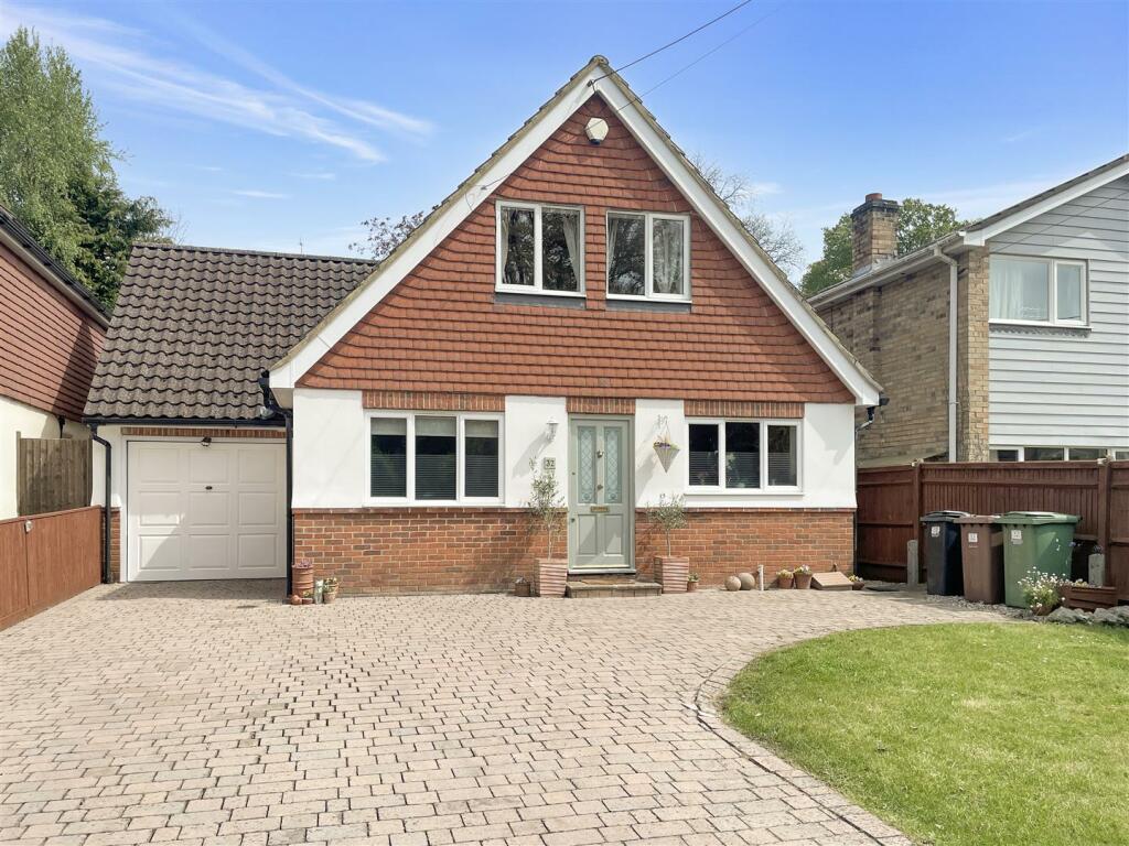 3 bedroom detached house for sale in Shiplake Bottom, Peppard Common