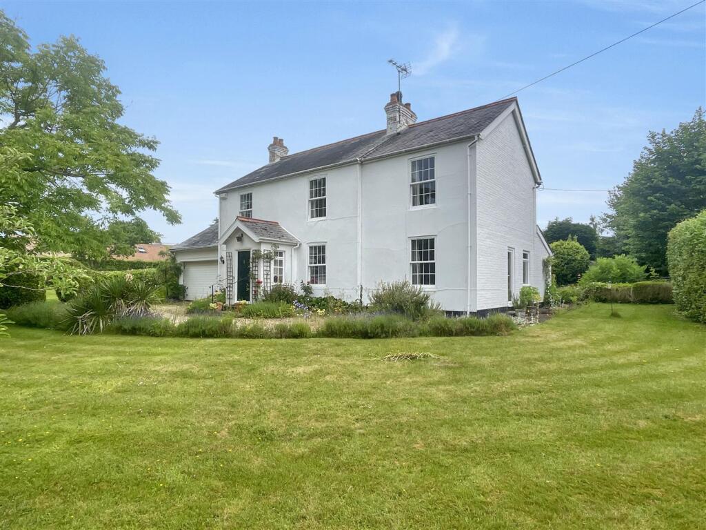 Main image of property: The Hamlet, Gallowstree Common