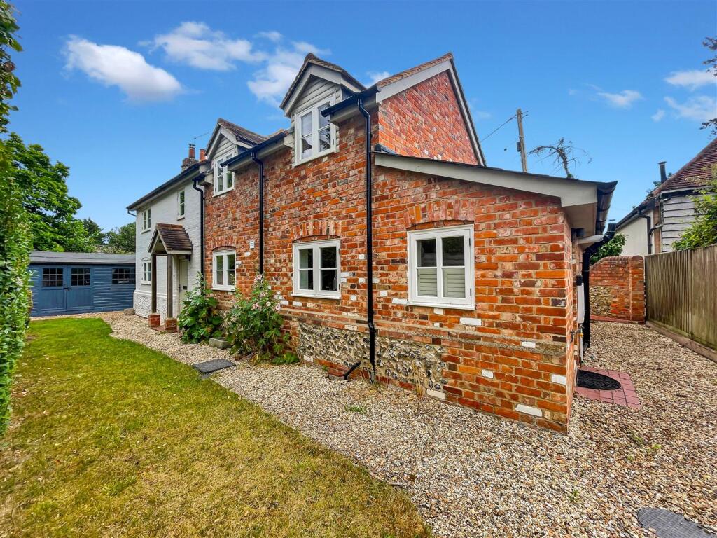 Main image of property: The Hamlet, Gallowstree Common